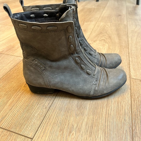 Rockport women’s grey Leather ankle Boots. Size 11. Low heel. Sturdy. Good grip - Picture 2 of 7